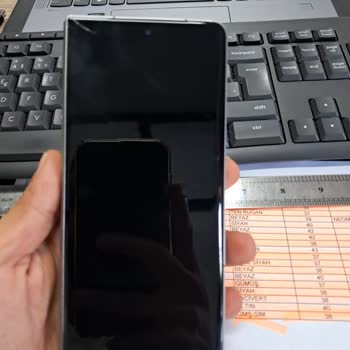 Tecno Phantom V Fold Ön Ekran Arızası: Aynı Anda İki Cihazda Siyah Ekran Sorunu