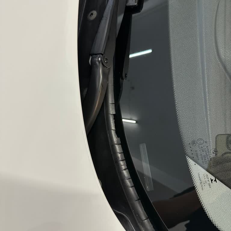 BMW 118i Ön Cam Fitillerinde Erken Deformasyon Ve Güvenlik Endişesi