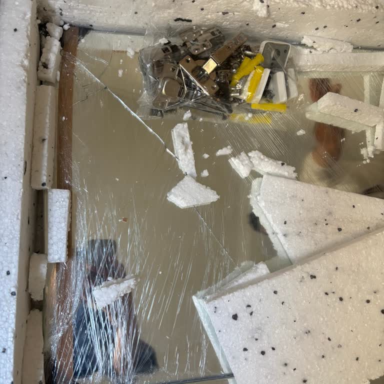 Kırık Ayna İle Teslim Edilen Banyo Dolabı İçin Hızlı Çözüm Bekliyorum