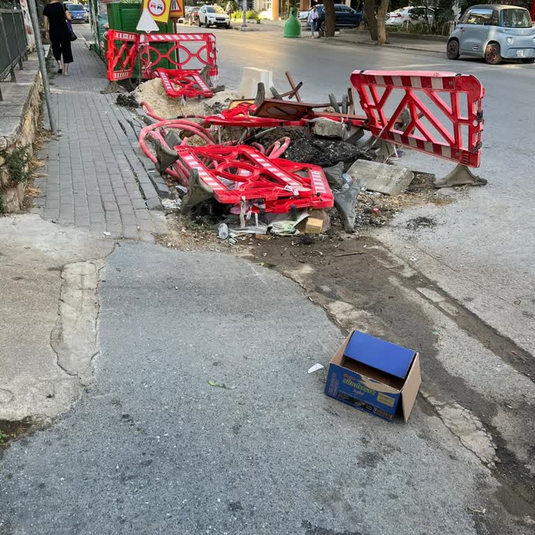 Altyapı Çalışması Sonrası Kaldırımda Çökme Ve Yetersiz Güvenlik Önlemleri