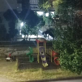 Karanlık Parkta Güvenlik Tehlikesi Ve Belediyeden Yetersiz Çözüm