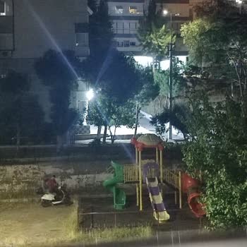 Karanlık Parkta Güvenlik Tehlikesi Ve Belediyeden Yetersiz Çözüm