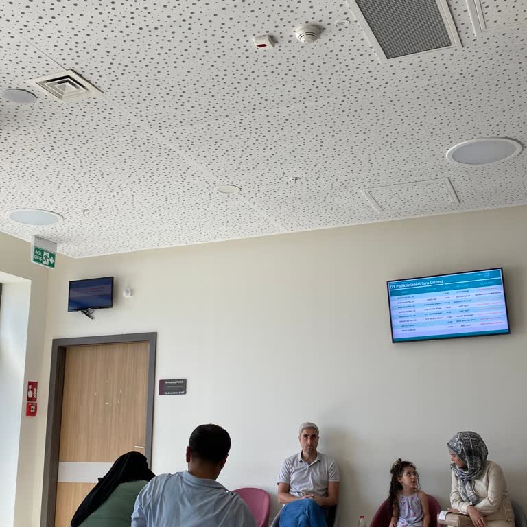 Doktorun Hastalarla İlgilenmemesi Ve Sürekli Gecikmesi Mağduriyet Yaratıyor