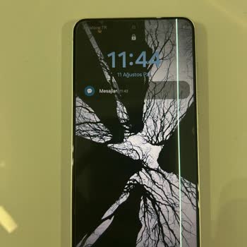 Yazılım Güncellemesi Sonrası İki Telefonda Ekranda Beyaz Çizgi Sorunu