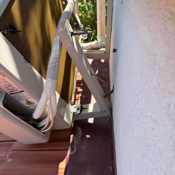 Arçelik Klimamın Dış Ünitesi Düşmek Üzere Güvenlik Riski Acil Müdahale Bekliyorum