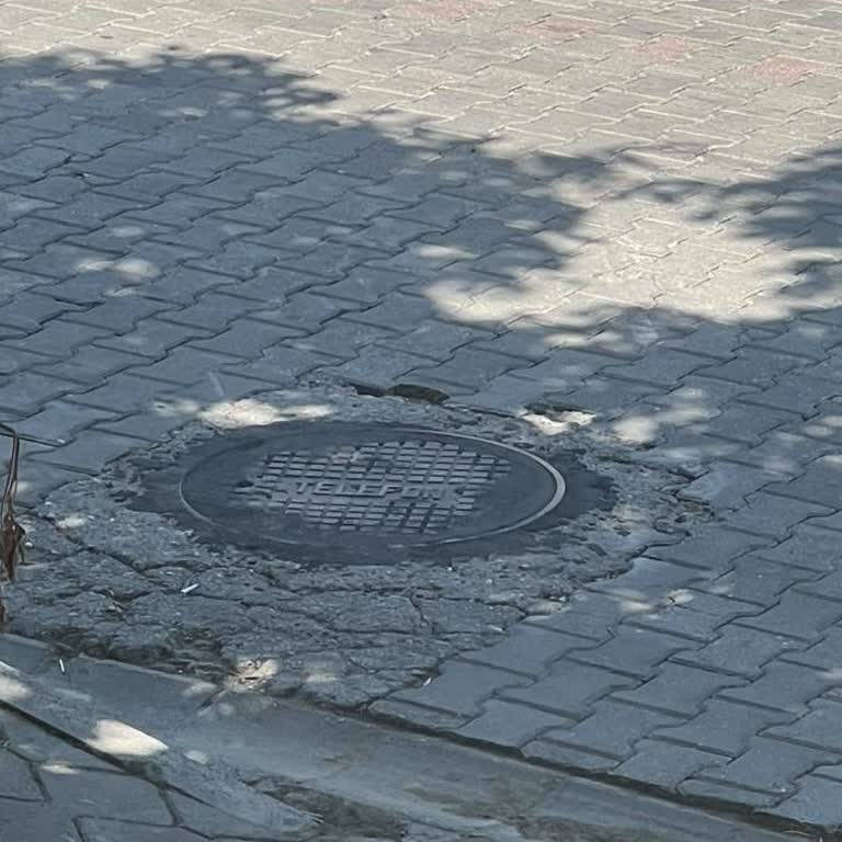 Telekom Kapağı Tehlike Saçıyor Araçlar Ve Mahalleli Risk Altında