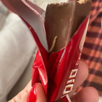 Çikolatanın İçinden Çıkan Solucan Ve Müşteri Hizmetlerine Ulaşamama