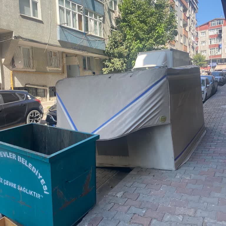 Çobançeşme'de Sahipsiz Tente Haftalardır Alınmıyor