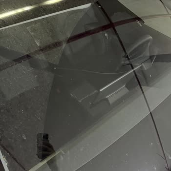 Yeni Alınan Tesla Model Y'nin Camında Sıcak Hava Sonrası Çatlak Oluştu, Garanti Mağduriyeti