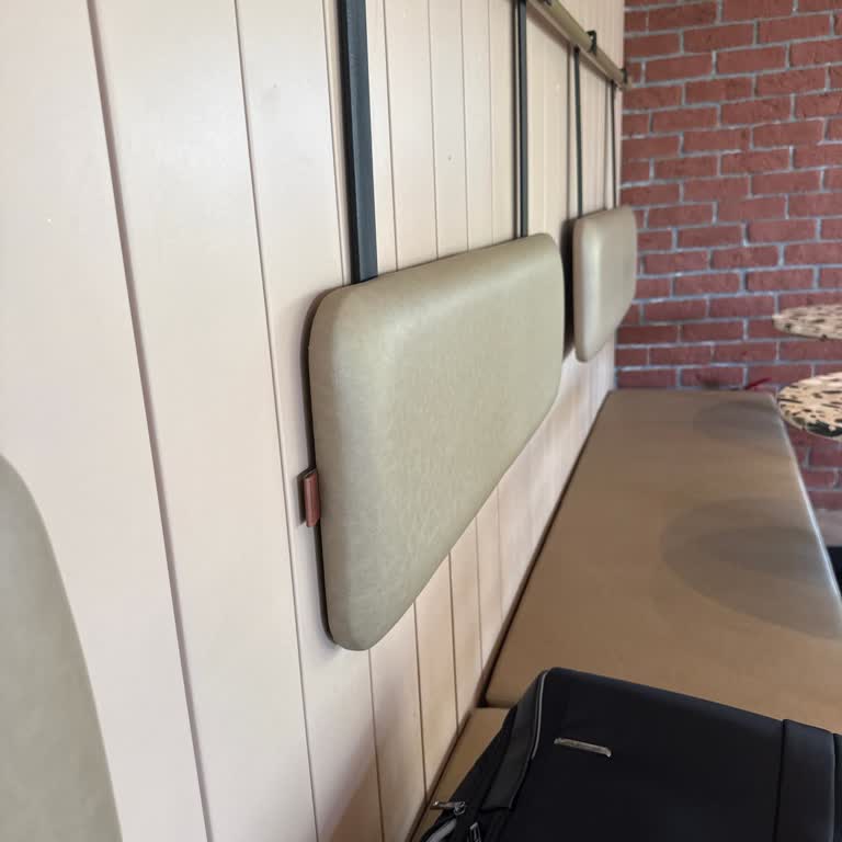 Gloria Jeans Üsküdar Şubesinde Rahatsız Edici Masa Düzeni Ve İlgisiz Personel Yaklaşımı