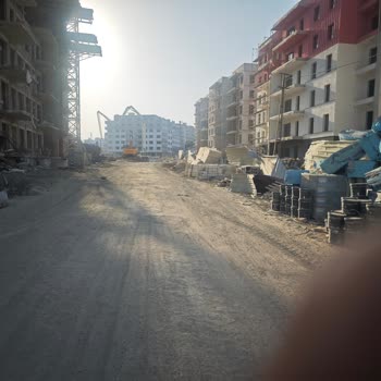 İnşaat Malzemeleri Nedeniyle Yol Kullanılamaz Durumda