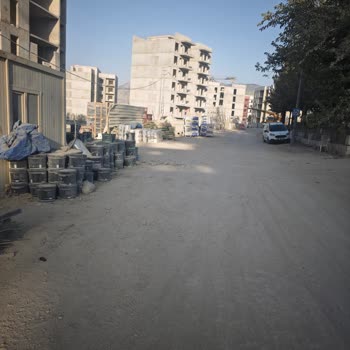 İnşaat Malzemeleri Nedeniyle Yol Kullanılamaz Durumda