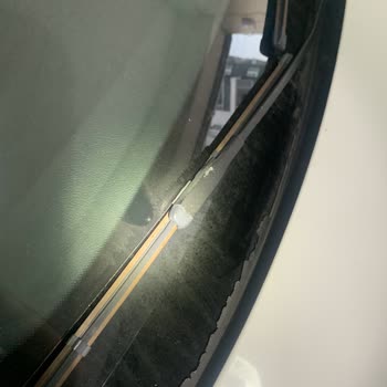 BMW 3 Serisi F30 Ön Cam Altı Plastik Deformasyonu Ve Ücretsiz Onarım Talebi