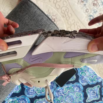 Kısa Sürede Parçalanan Ayakkabı Ve İlgisiz Mağaza Yaklaşımı