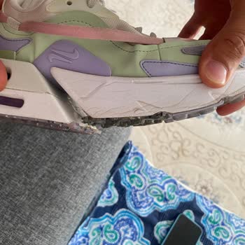 Kısa Sürede Parçalanan Ayakkabı Ve İlgisiz Mağaza Yaklaşımı