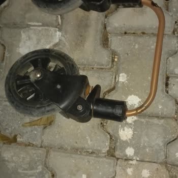 Bebek Arabası Tekerlekleri Kırıldı, Güvenlik Riski Oluştu