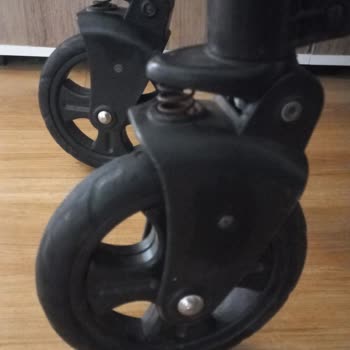 Bebek Arabası Tekerlekleri Kırıldı, Güvenlik Riski Oluştu