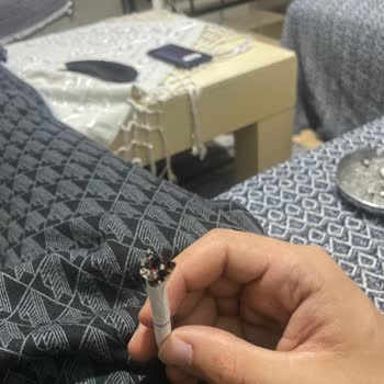 Marlboro Touch Blue Paketinden Sigara Yerine Odun Gibi Maddeler Çıkıyor