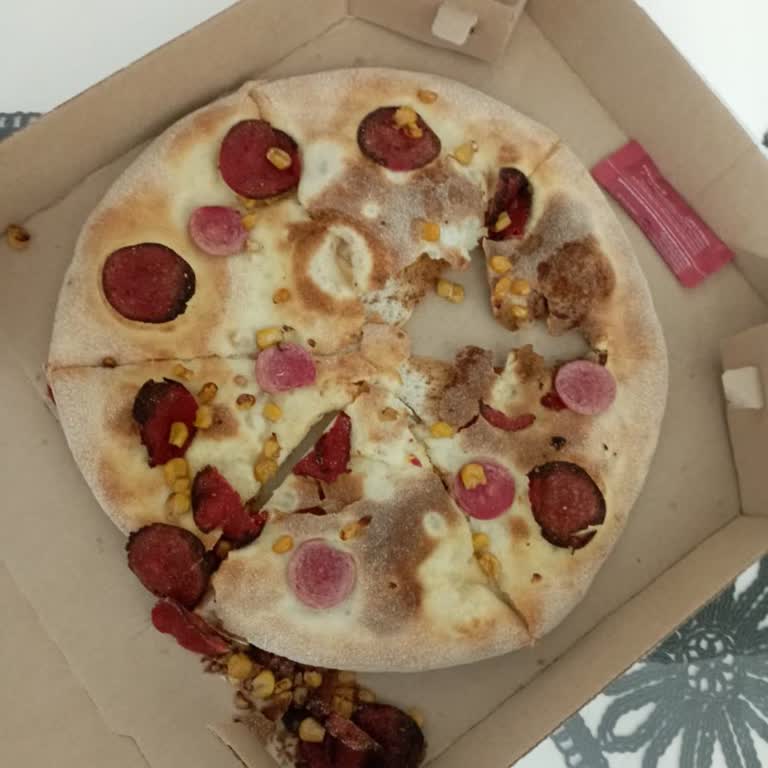 Sipariş Ettiğim Pizzanın Ortasında Büyük Bir Delik Vardı, İade Talep Ediyorum