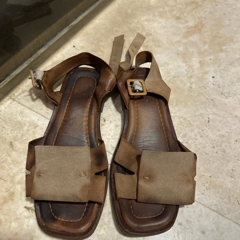 Aldığım Sandaletin Hem Kalitesi Hem De Müşteri Hizmeti Hayal Kırıklığı Yarattı