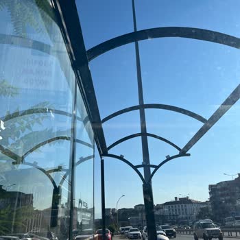 Gölgeliksiz Durakta Sıcakta Beklemek İşkenceye Dönüştü