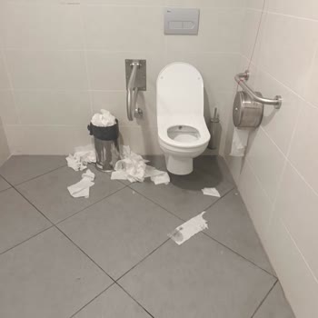 Etlik Şehir Hastanesi Üroloji Polikliniğinde Sürekli Temizlik Sorunu Ve Yetersiz Hijyen