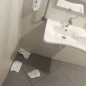 Etlik Şehir Hastanesi Üroloji Polikliniğinde Sürekli Temizlik Sorunu Ve Yetersiz Hijyen