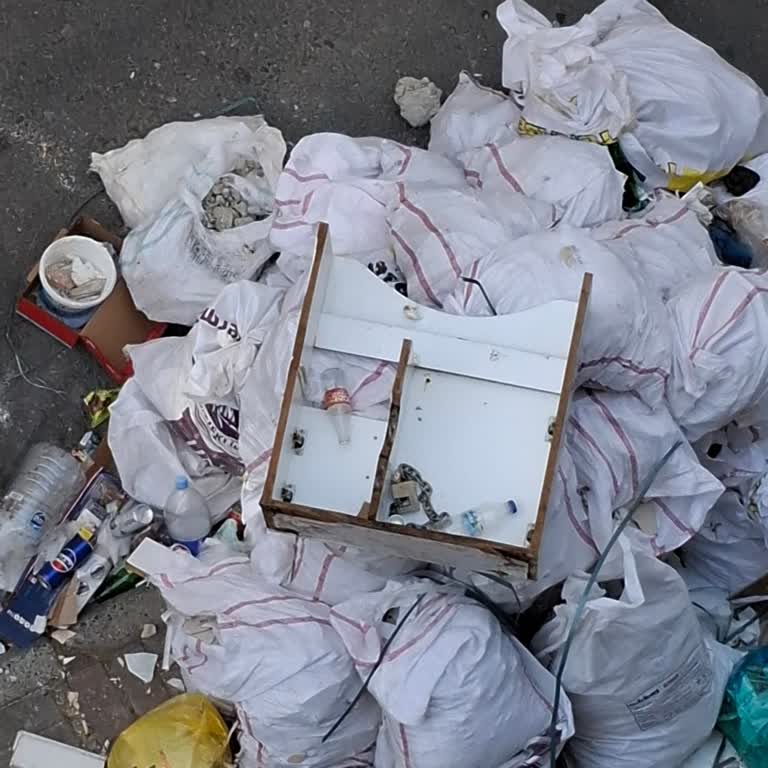 Esenler Belediyesi Kazım Karabekir Mahallesi'nde İnşaat Ve Ev Atıkları Nedeniyle Oluşan Kirlilik