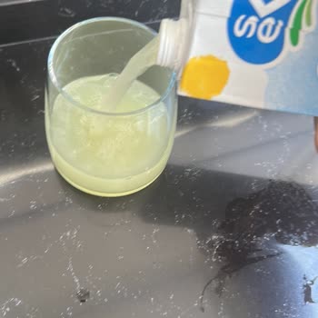 Sek Süt Paketinden Süt Yerine Sarı Su Çıkması Ve Sağlık Endişesi