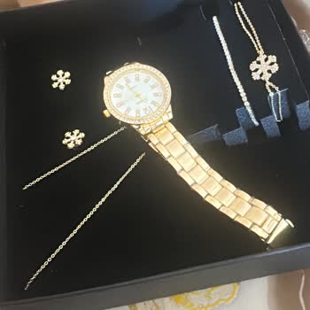 Özel Gün Siparişimde Soluk Çiçekler Ve Bozuk Takı Setiyle Hayal Kırıklığı