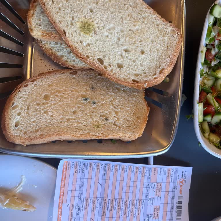 Küflü Ekmek Ve İlgisiz Personel Nedeniyle Mağduriyet