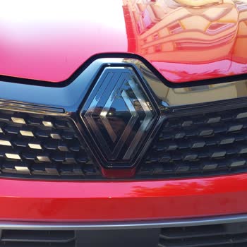 Sıfır Km Renault Clio Aracımın Logosunda Kısa Sürede Deformasyon Oluştu