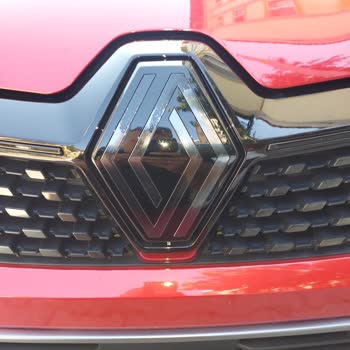 Sıfır Km Renault Clio Aracımın Logosunda Kısa Sürede Deformasyon Oluştu