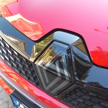 Sıfır Km Renault Clio Aracımın Logosunda Kısa Sürede Deformasyon Oluştu