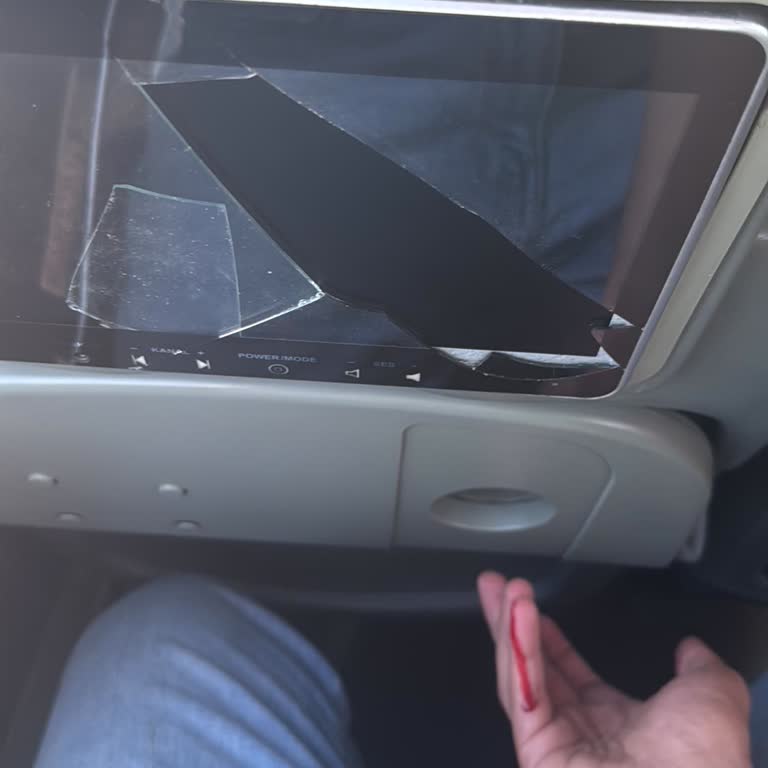 Kırık Ekran Yüzünden Elim Kesildi İlgisiz Ve Kaba Muavinle Mağduriyet Yaşadım