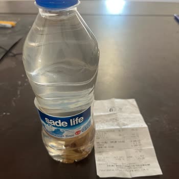 Kapalı Sade Life Su Şişesinde Kağıt Parçası Ve Müşteri Hizmetlerine Ulaşılamaması