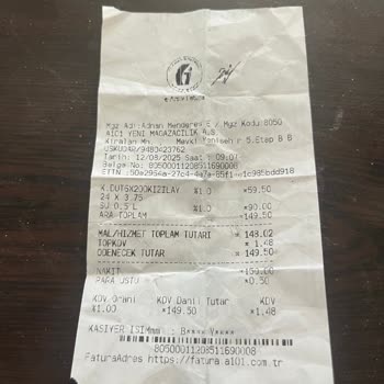 Kapalı Sade Life Su Şişesinde Kağıt Parçası Ve Müşteri Hizmetlerine Ulaşılamaması