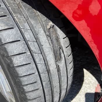 Budget (budget.com.tr) Kiraladığımız Aracın Tehlikeli Lastikleri Ve Yetersiz Destek