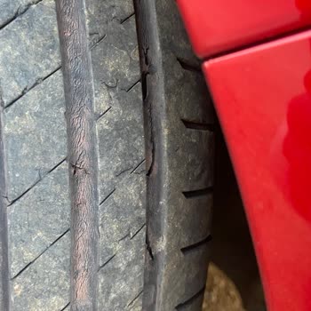 Budget (budget.com.tr) Kiraladığımız Aracın Tehlikeli Lastikleri Ve Yetersiz Destek