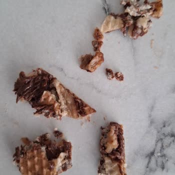 Gofretin İçinden Sert Parça Çıktı Dişimi Kırıyordum