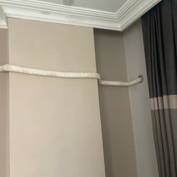 Klimanın Boruları Duvarda Dışarıda Bırakıldı, Düzgün Kurulum Talebi