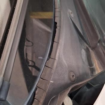 BMW 116i Araçta Kronik Ön Cam Fitili Ve Stop Lambası Sorunu