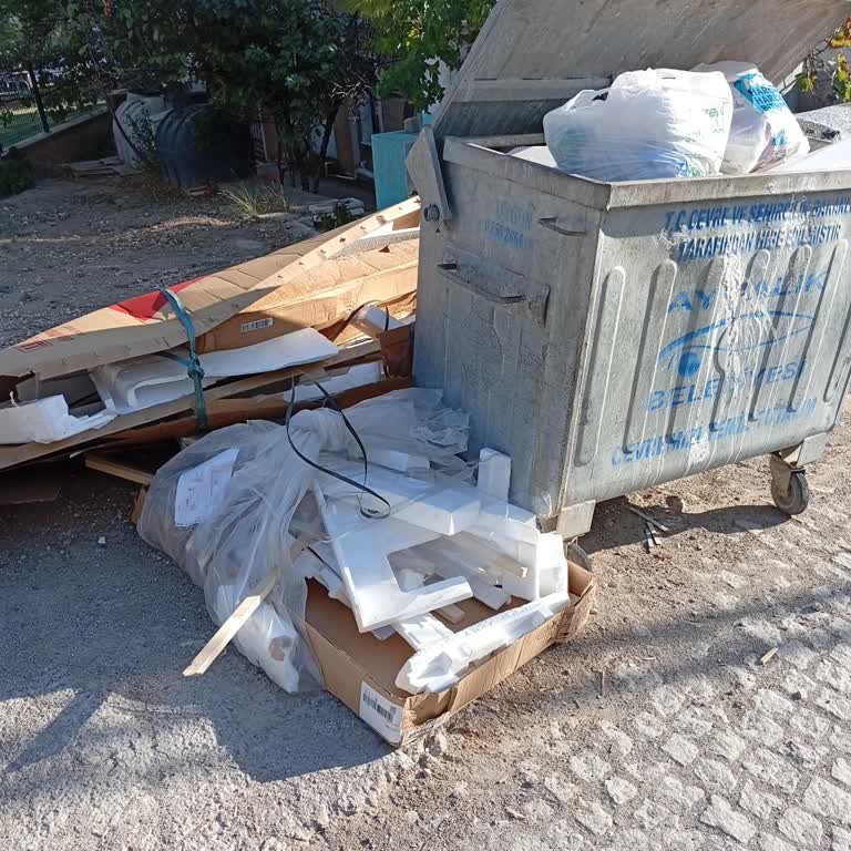 Ayvalık Çamlık Mahallesinde Akşamları Düzenli Çöp Toplanmıyor