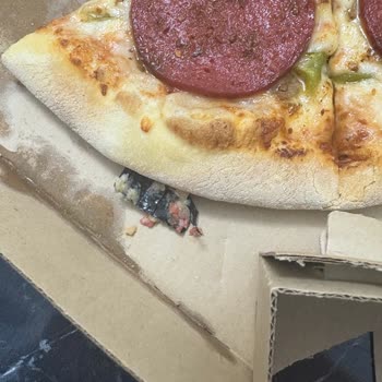 Domino's Siparişimde Hijyen Skandalı: Tavuk Toplarında Ambalaj, Pizzada Şüpheli Nesne!