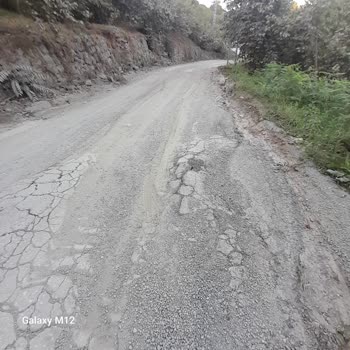 Bakım Bekleyen Yol Araç Trafiğini Ve Çevreyi Olumsuz Etkiliyor