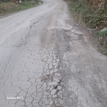 Bakım Bekleyen Yol Araç Trafiğini Ve Çevreyi Olumsuz Etkiliyor