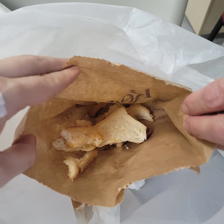 Ayvalık Tostunda Malzeme Yok Denecek Kadar Azdı Müşteriyle Dalga Geçiliyor Gibi Hissettim