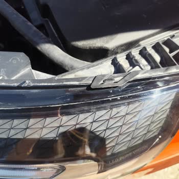 Bakım Sonrası Far Camlarında Çatlak Ve Mağduriyet: Ücretsiz Değişim Talebi