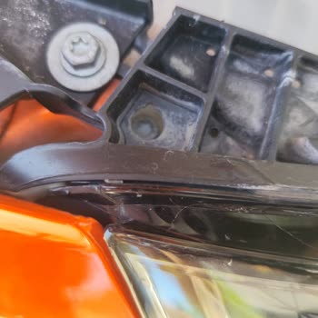 Bakım Sonrası Far Camlarında Çatlak Ve Mağduriyet: Ücretsiz Değişim Talebi