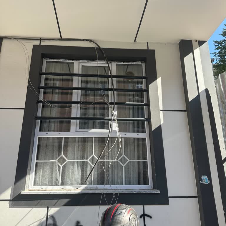 Yıkım Sonrası Kopan İnternet Kabloları Nedeniyle 2 Haftadır Mağdurum, Çözüm Bekliyorum